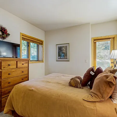 Twin Elk Lodge